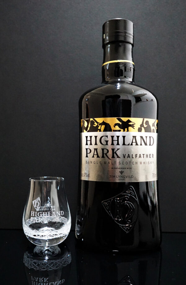 ハイランドパークスモールウイスキーグラスと700mlボトルのサイズ比較